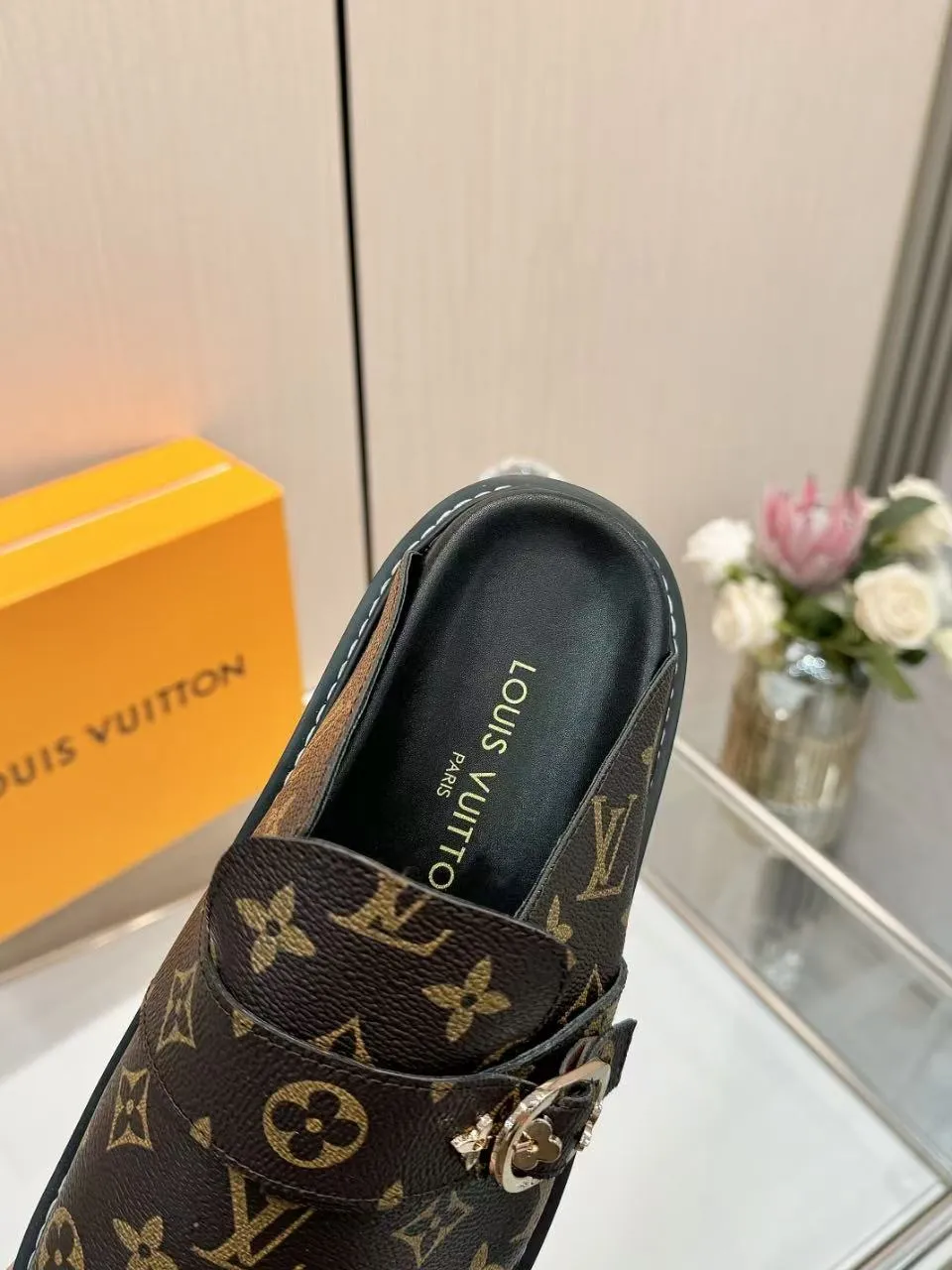 👟👟Ex-factory price 440👟👟 lv's new Baotou half-drag winterbreak comfert flat slippers lv letter and monogram floral embellished leather pattern, with sheepskin lining, suitable for indoor and outdoor wear. The water table is made of high-density foam material, which is light and comfortable. The sole has a certain thickness and the heightening effect is also good! Boutique size:35-46